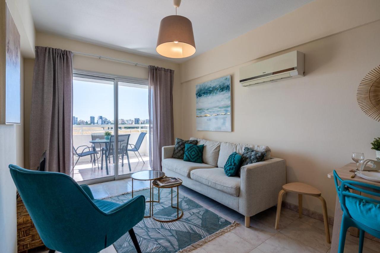 Sunny 2-Br Apartment In Mackenzie Larnaca Dış mekan fotoğraf
