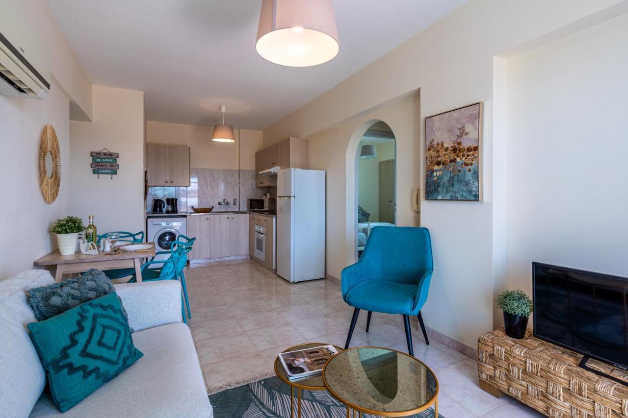 Sunny 2-Br Apartment In Mackenzie Larnaca Dış mekan fotoğraf