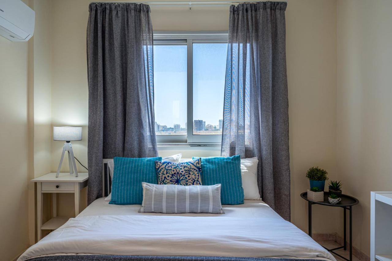 Sunny 2-Br Apartment In Mackenzie Larnaca Dış mekan fotoğraf