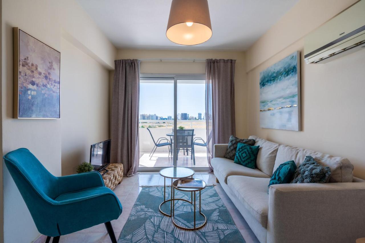 Sunny 2-Br Apartment In Mackenzie Larnaca Dış mekan fotoğraf