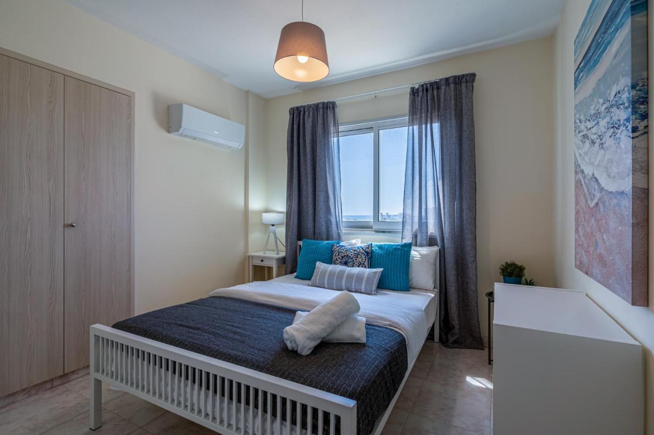 Sunny 2-Br Apartment In Mackenzie Larnaca Dış mekan fotoğraf