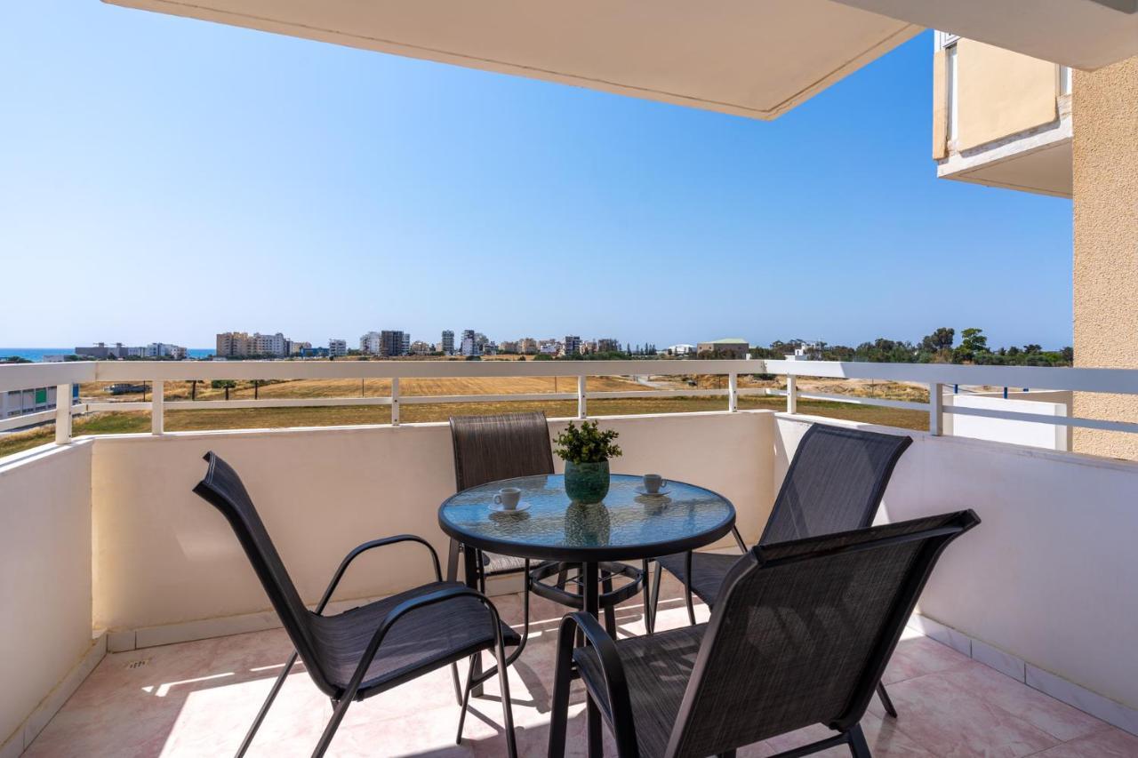 Sunny 2-Br Apartment In Mackenzie Larnaca Dış mekan fotoğraf
