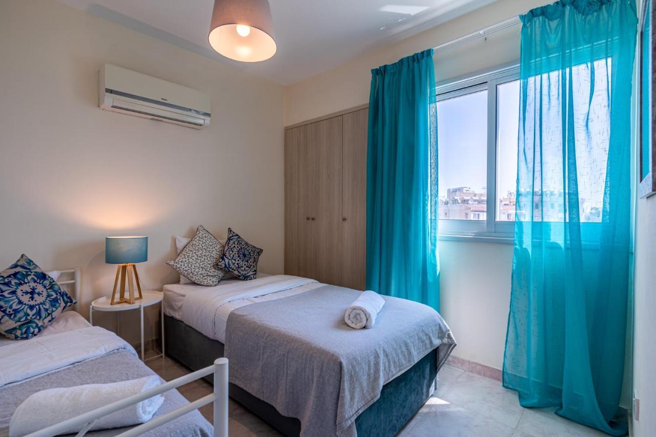Sunny 2-Br Apartment In Mackenzie Larnaca Dış mekan fotoğraf